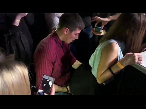 ❤️ Ubulili bangempela ku-nightclub yaseRussia. Intombazane yaseRussia eneminyaka engu-18 ubudala ingene endunu nasesithweni sangasese e-nightclub Ucansi ku-zu.oldsex.ru ﹏